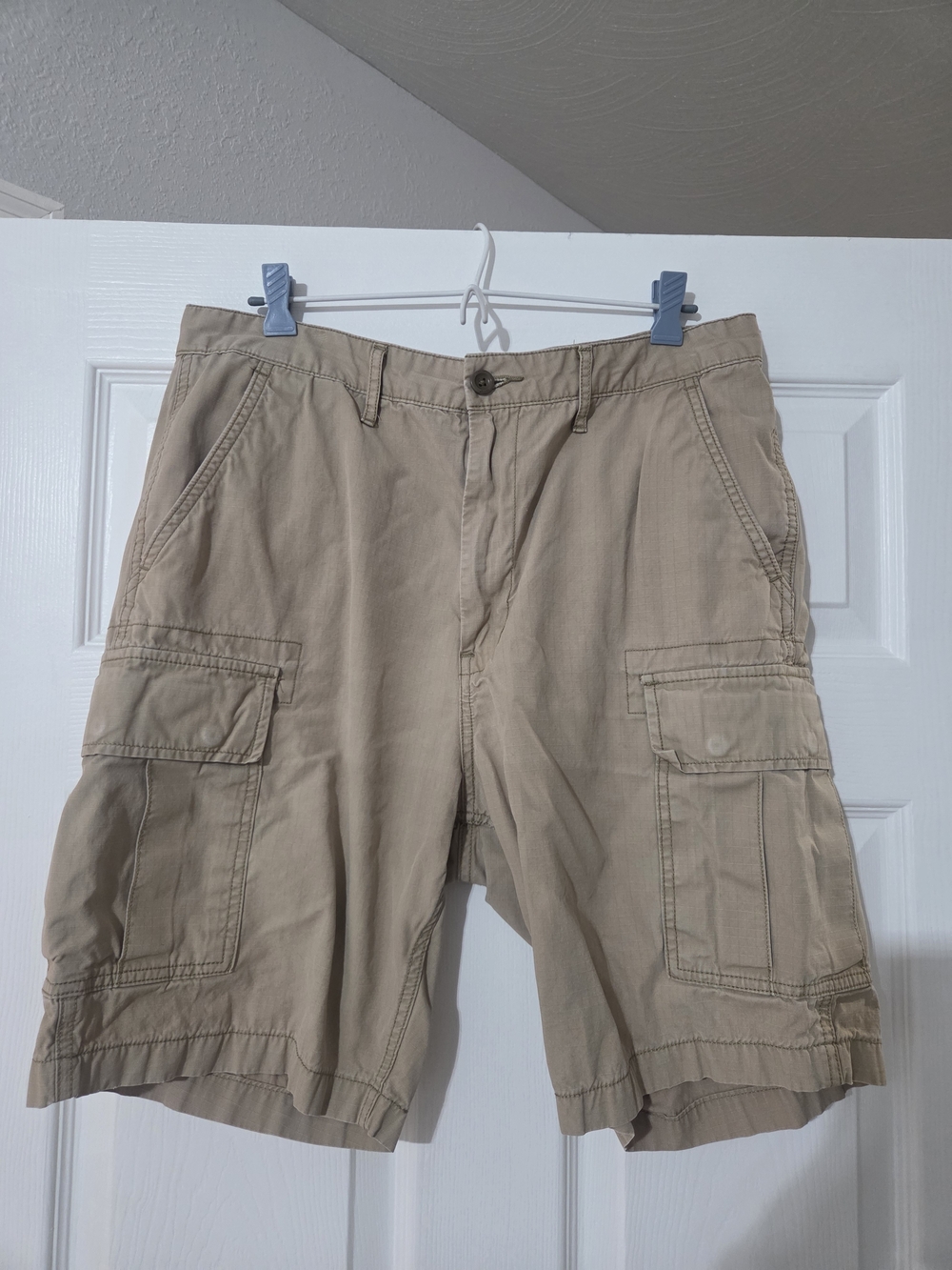 Levi's Men's Classic Cargo Shorts in Khaki, Size 34